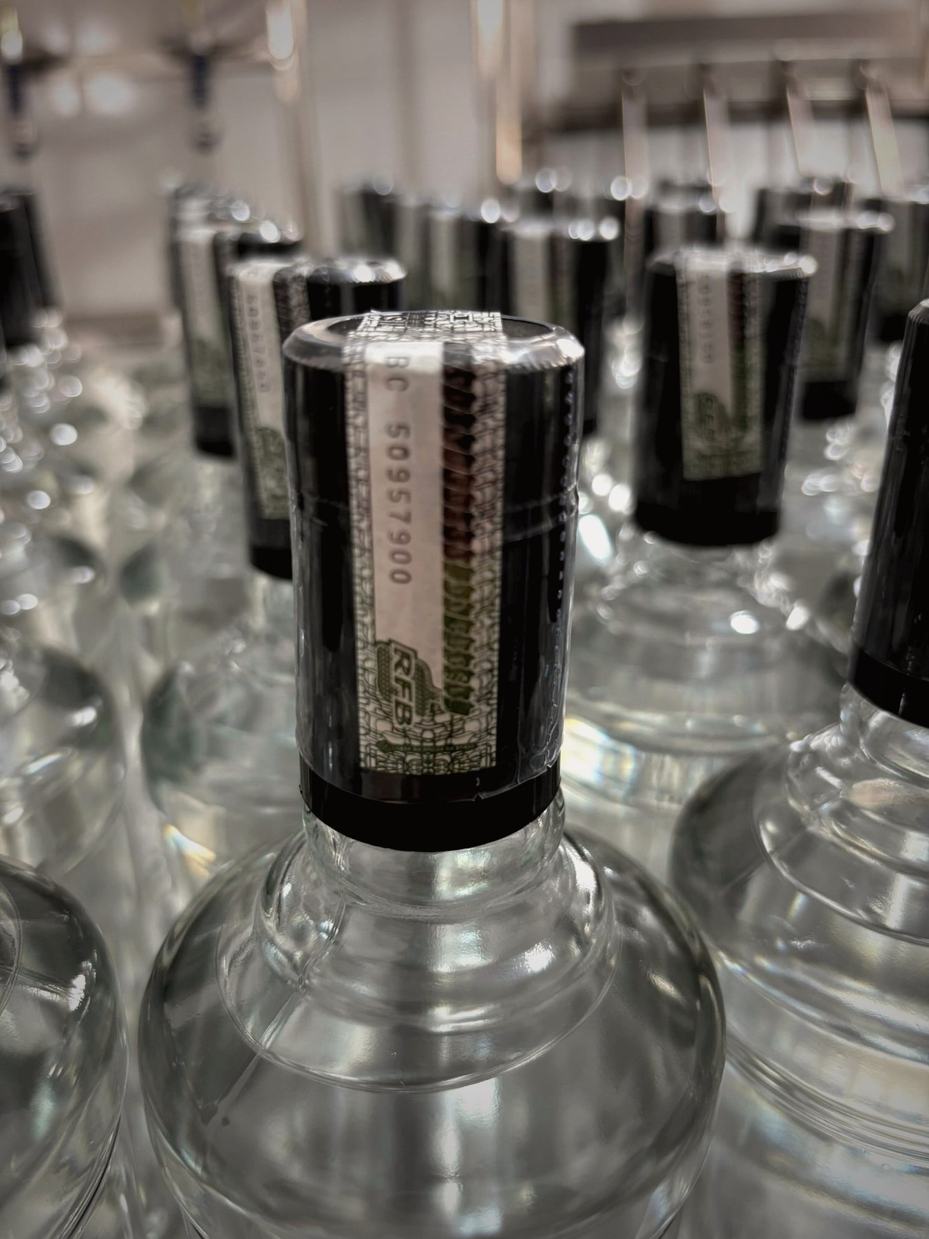 Garrafas lacradas em linha de envase