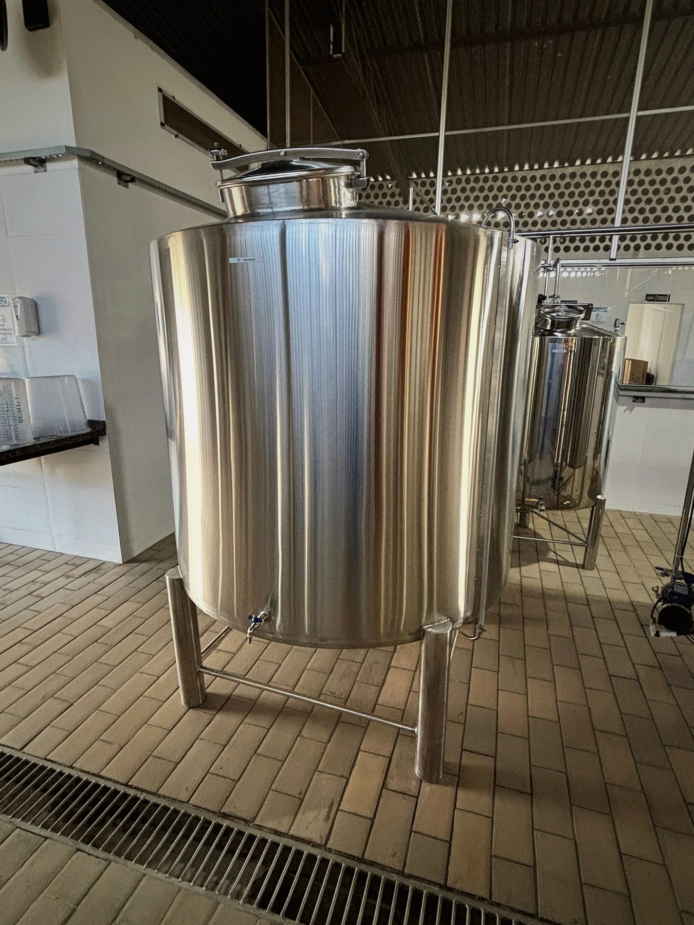 Tanques em inox AISI 304 na fábrica